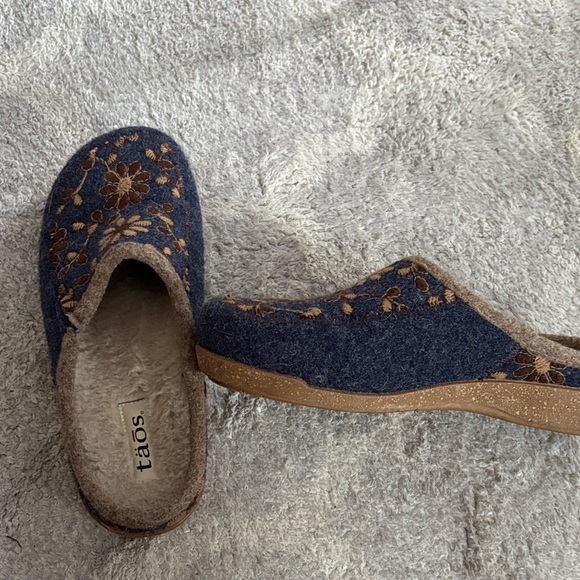 Taos Footwear Navy and Brown Floral Slippers - Picture 3 of 6